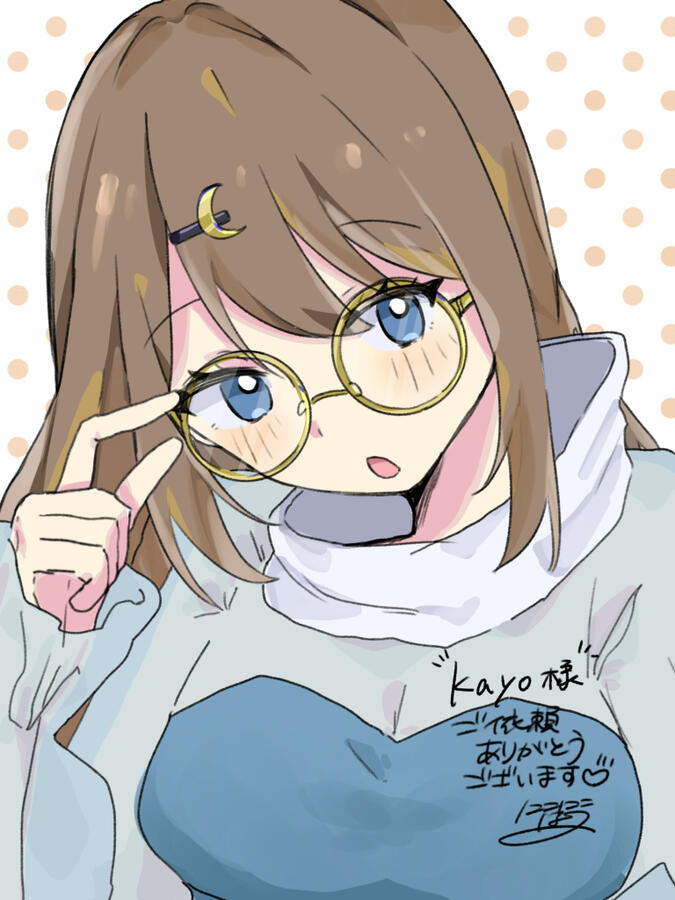 Kayo richtet ihre Brille